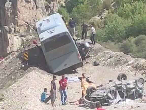 (ویدئو) تصادف خونین جاده سوادکوه با پنج کشته و ۲۹ مصدوم (ویدئو) تصادف خونین جاده سوادکوه با پنج کشته و ۲۹ مصدوم