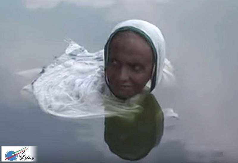 زنی که از خورشید فراری است و به آب پناه می‌برد (+عکس)
