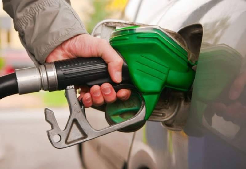 اعطای ماهانه ۲۰ لیتر بنزین به هر ایرانی