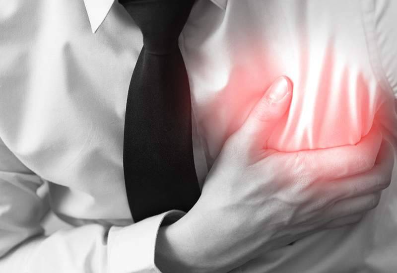 درد سینه می تواند نشانه‌ای از یک حمله قلبی باشد (+علائم)