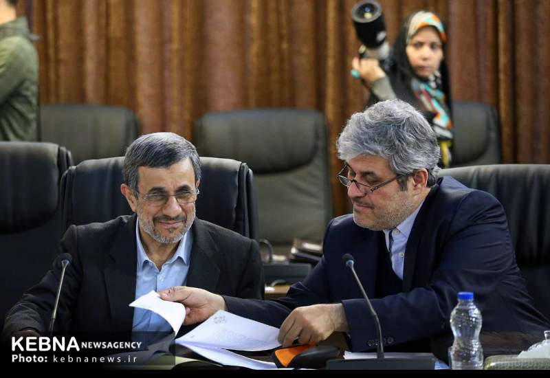 توضیحات تاجگردون در باره نشستنش پیش احمدی‌نژاد (+ عکس)