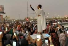فیلم| زن معترض سودانی که به نماد اعتراضات تبدیل شد