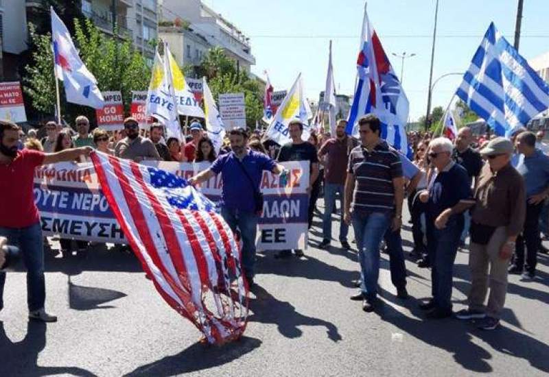 استقبال یونانی‌ها از پامپئو با آتش زدن پرچم آمریکا