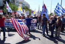 استقبال یونانی‌ها از پامپئو با آتش زدن پرچم آمریکا