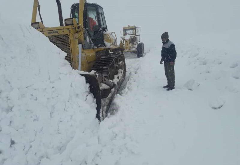 بارش برف گردنه‌های شهرستان کوهرنگ را مسدود کرد