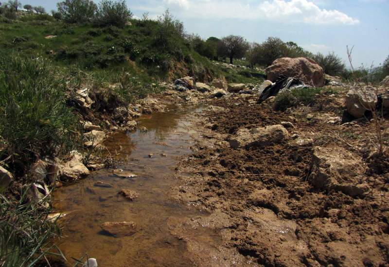 اظهار نگرانی از اثر مخرب قبرستان‌های خانوادگی و زباله‌های دوپشته روی آب شهر یاسوج