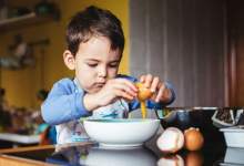 ۱۰ راه ساده برای آشپزی با کودکان در روزهای قرنطینه