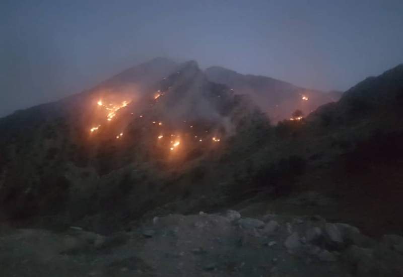 آتش در کوه های خائیز و دیل همچنان می سوزاند