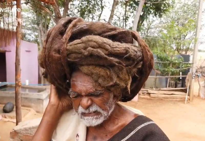 (ویدئو) پیرمرد مو بلندی که ادعای خدایی دارد!