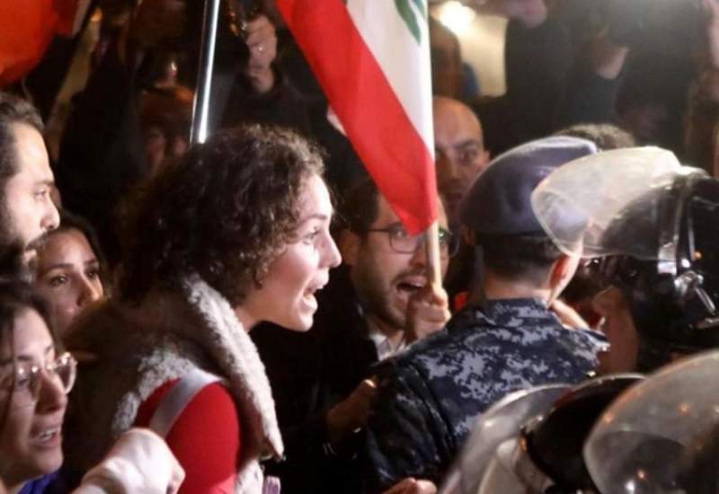 درگیری پلیس با تظاهرکنندگان خشمگین/ معترضان وارد ساختمان وزارت خارجه شدند
