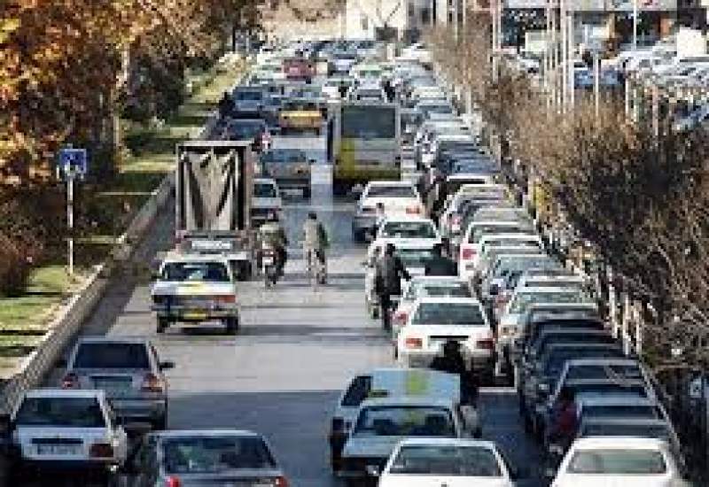 رونمایی از یک شغل عجیب زنانه در تهران / کنار خیابان دستشان را برای خودروها بلند می‌کنند و ...