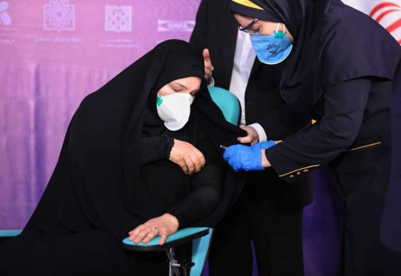 رونمایی از نخستین واکسن ایرانی کرونا؛ اولین بانویی که واکسن را تزریق کرد + فیلم و تصاویر