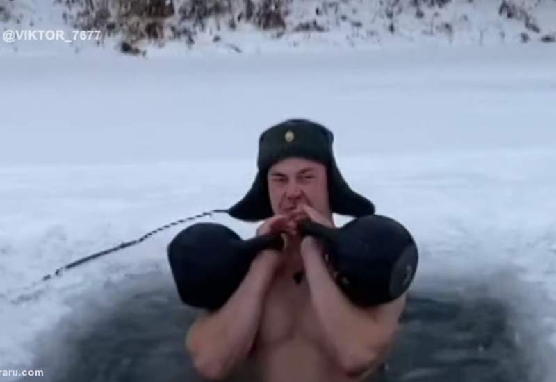 (ویدئو) وزنه‌برداری در آب یخ زده!