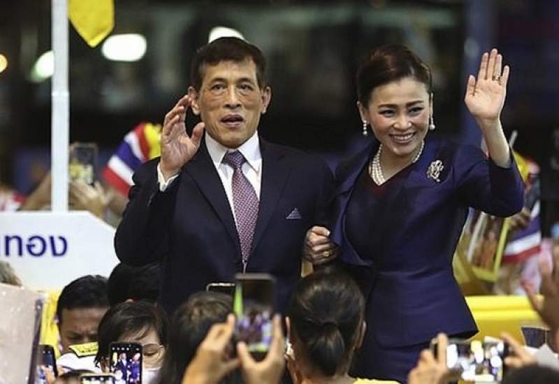جاروکشی پادشاه تایلند و معشوقه جنجالی‌اش در زندان! + عکس