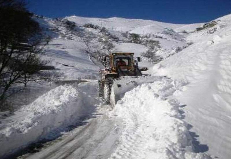 برف راه ارتباطی۳۷۲ روستای الیگودرز را بست