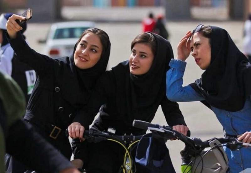 ممنوع بودن خروج زنان از ایران توجیه ندارد / چرا یک دختر ۴۰ ساله برای سفر خارجی باید اجازه پدر را داشته باشد؟