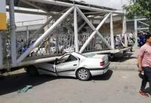 یک کشته و سه مجروح در برخورد تریلی با پل عابر پیاده در بهارستان