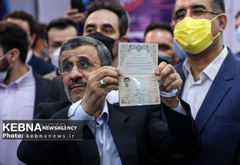 (ویدئو) محمود احمدی‌نژاد در انتخابات ثبت نام کرد / حضور پر حاشیه