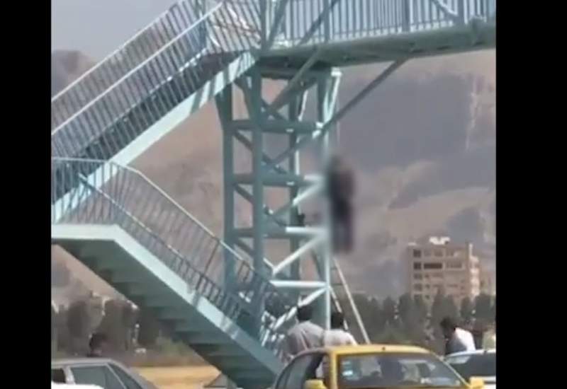 (فیلم) خودکشی با حلق آویز شدن از پل عابر پیاده مرد کرمانشاهی