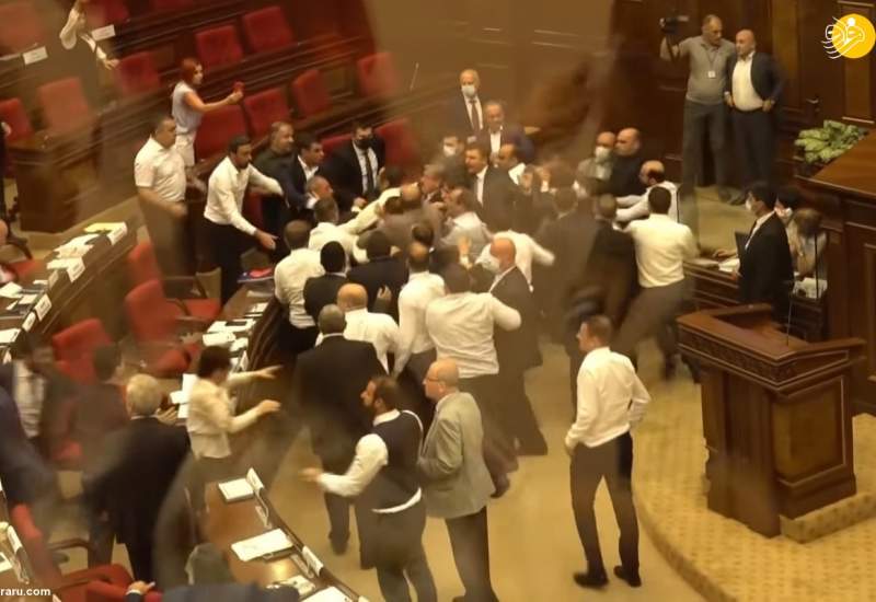 (ویدئو) کتک کاری نمایندگان پارلمان ارمنستان