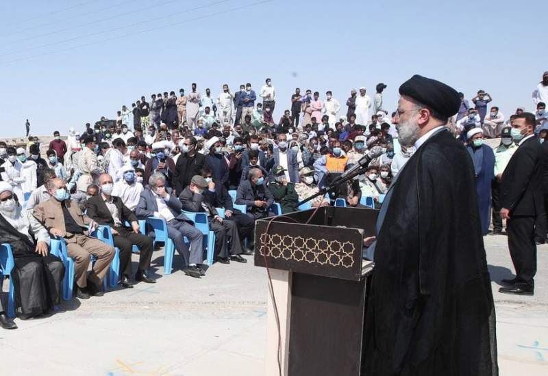 (تصاویر) بازدید رئیس جمهور از مناطق مرزی ایران و افغانستان و سخنرانی در روستای دور افتاده