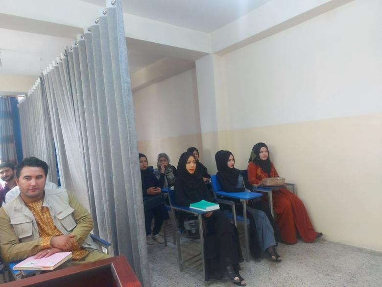 (تصاویر) جداسازی دختران و پسران در دانشگاه‌های افغانستان