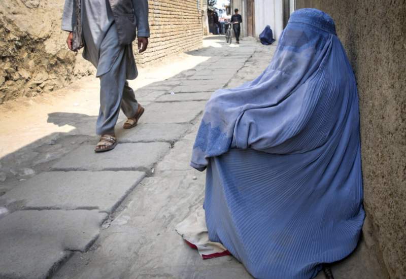 (ویدئو) طالبان زنان متکدی را جمع آوری کرد