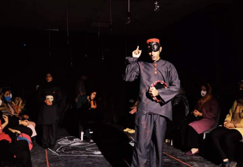اجرای تئاتر «ویلون زن پشت بام» در یاسوج
