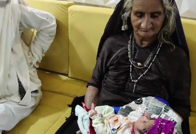 (تصاویر) یک زن ۷۰ ساله هندی صاحب فرزند شد