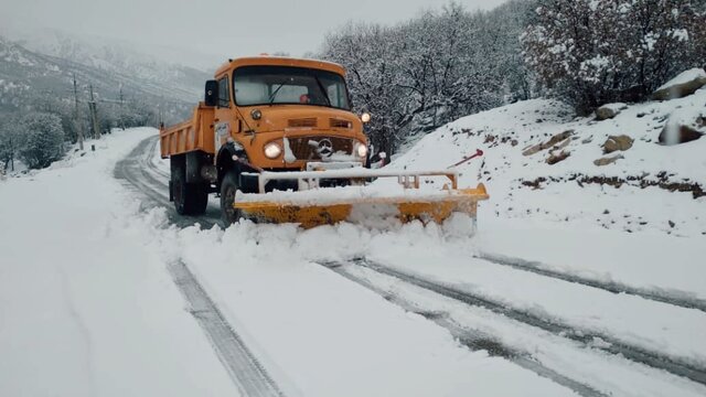 بارش برف بیش از ۱۸۰ روستای کهگیلویه و بویراحمد را با مشکل تردد مواجه کرد