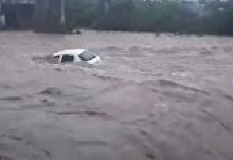 چند خودرو در سیلاب لنده به دره سقوط کرد + فیلم / نبود جرثقیل در مواقع بحران و مشکلات پیش رو در «لنده»