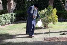 رهبر انقلاب اسلامی در روز درختکاری دو اصله نهال میوه کاشتند + تصاویر