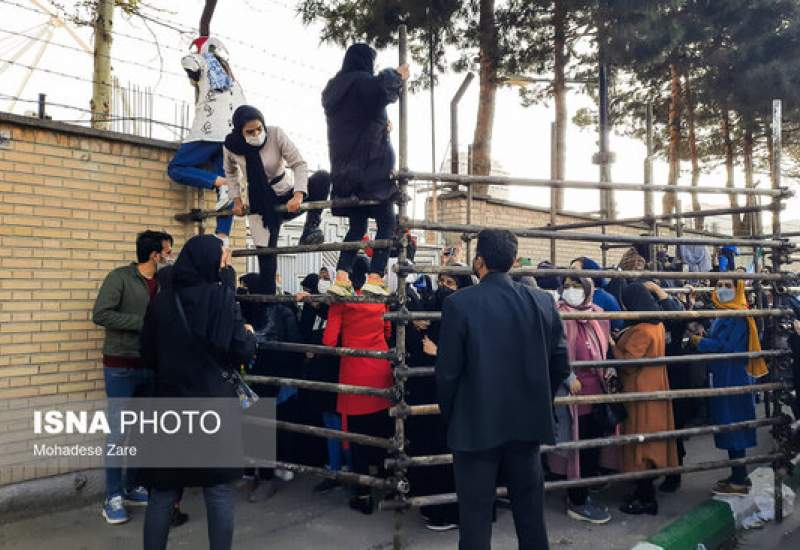 چرا زنان پشت در ورزشگاه مشهد ماندند؟ / دلیل اصرار فدراسیون به برگزاری بازی لبنان در خارج از پایتخت چه بود؟ + واکنش‌ها