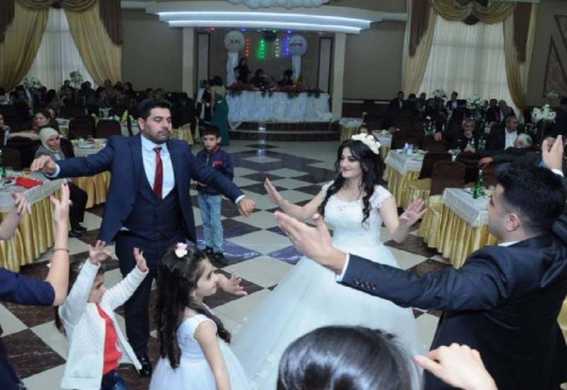سرود سلام فرمانده در یک مراسم عروسی غوغا کرد [+فیلم]