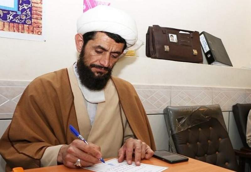 (فیلم) لحظه درگیری روحانی رزمی‌کار با اغتشاشگرانی که قصد انداختن عمامه‌اش را داشتند