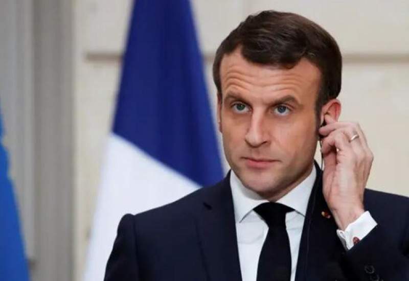 (فیلم) لحظه سیلی زدن یک زن به رئیس جمهور فرانسه / محافظان مکرو با زن مهاجم چه کردند؟