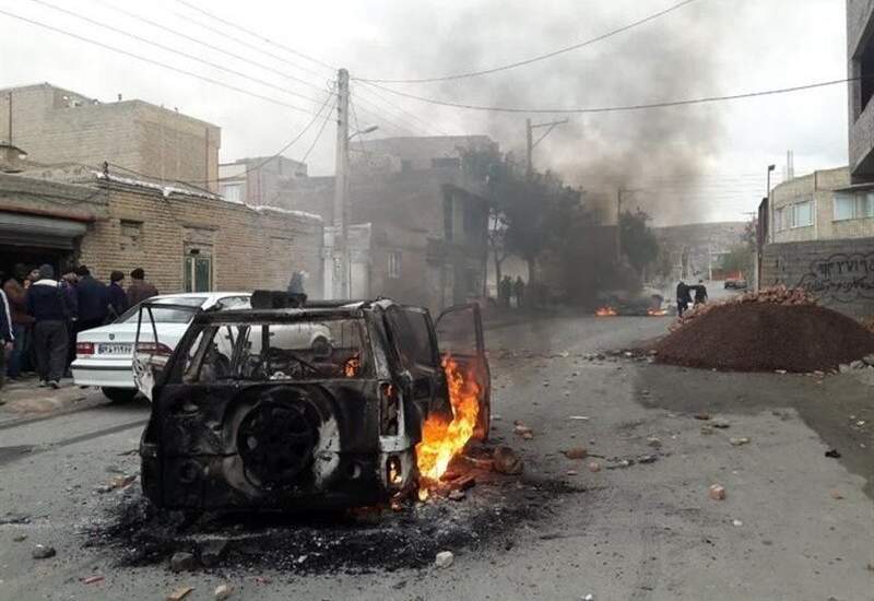 ماشین امام جمعه سمیرم را از دفترش بیرون کشیدند و آتش زدند / به حوزه علمیه سمیرم تعرض کردند