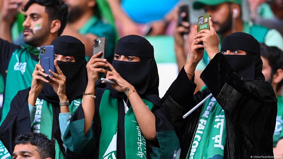 شگفتی جام جهانی ۲۰۲۲: شادی زنان عرب در استادیوم‌های قطر /