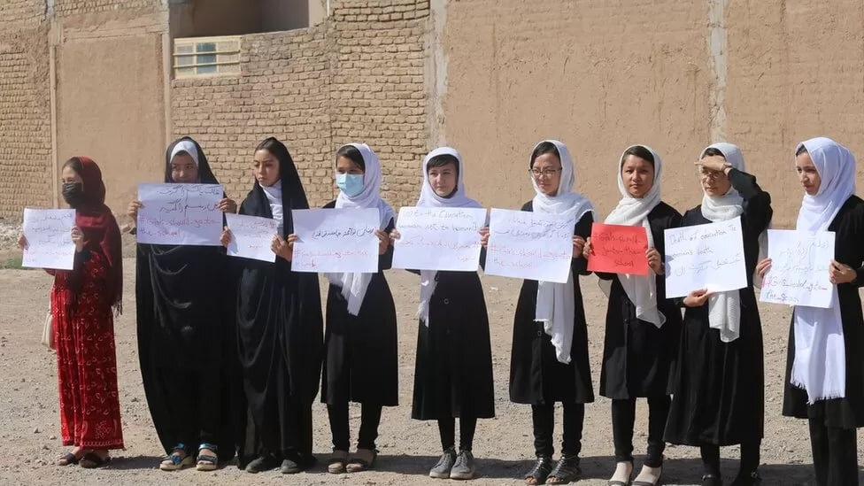 ممنوعیت تحصیل زنان؛ طالبان از زنان می‌ترسد/ می‌گویند زن باید چشمش را هم بپوشاند/ از زنان معترض اعترافات اجباری می‌گیرند