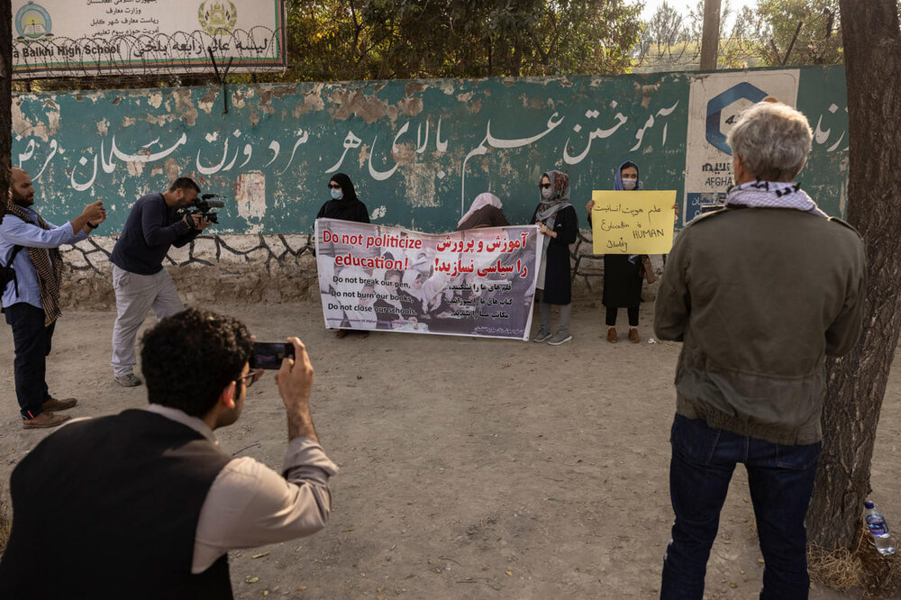 ممنوعیت تحصیل زنان؛ طالبان از زنان می‌ترسد/ می‌گویند زن باید چشمش را هم بپوشاند/ از زنان معترض اعترافات اجباری می‌گیرند