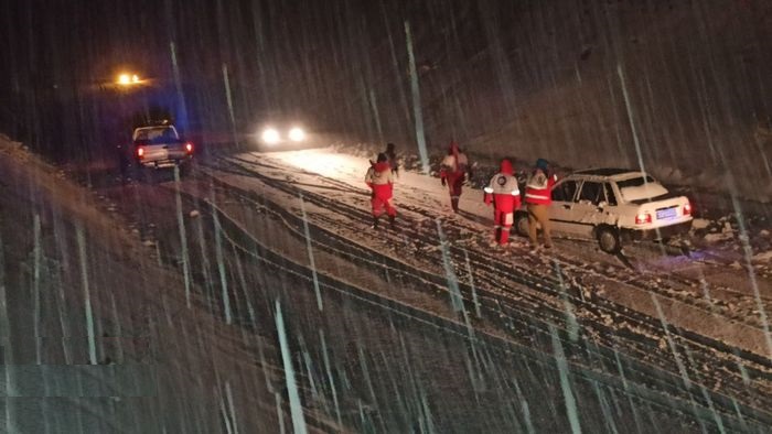 امدادرسانی به 50 خودرو گرفتار شده در جاده سرفاریاب