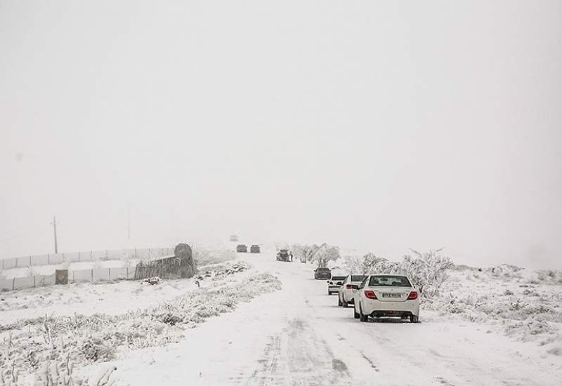 برف و باران در جاده‌های ۲۳ استان کشور / ترافیک پرحجم در ۴ محور و افزایش ترددهای بین‌شهری