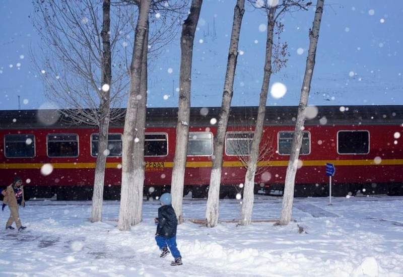 قطار تهران - شیراز به دلیل نقص فنی و در پی بارش برف و کولاک در میانه راه ماند + فیلم