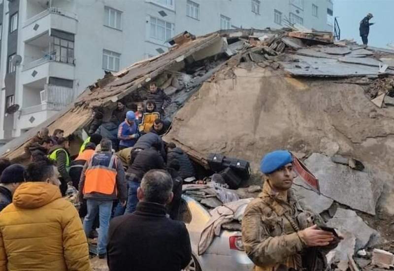 عکس/ لژیونر های ایرانی زیر آوار زلزله ترکیه؛ نجات مان بدهید ما هنوز زنده‌ایم!