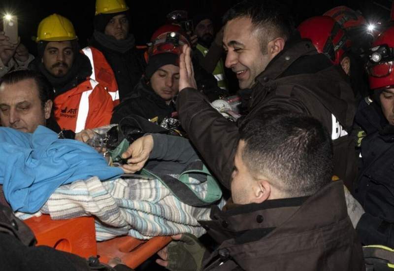 (تصاویر) نجات مادر و دختری که ۹۲ ساعت زیر آوار زلزله بودند