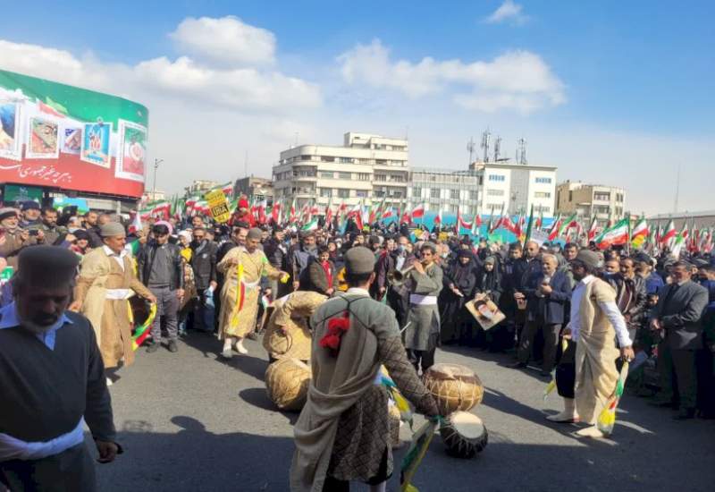 اجرای موسیقی لری کهگیلویه و بویراحمدی در میدان انقلاب تهران + تصاویر