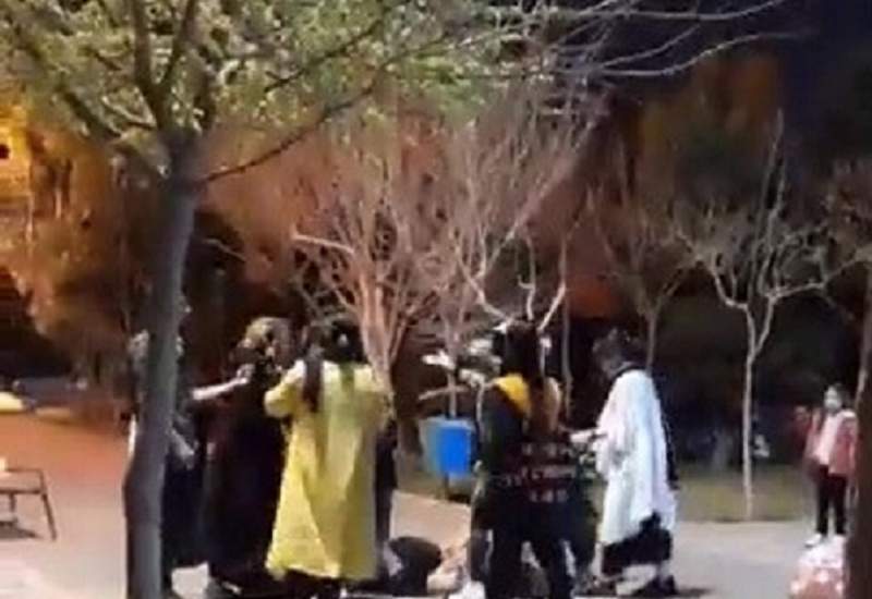 (فیلم) حمله چند دختر بی‌حجاب به خانم محجبه در قم / حجاب از سر زن باحجاب بر می‌دارند