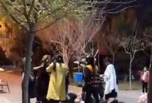 (فیلم) حمله چند دختر بی‌حجاب به خانم محجبه در قم / حجاب از سر زن باحجاب بر می‌دارند  