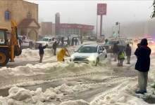 ویدیو / جمع‌آوری برف با لودر و کامیون در عربستان