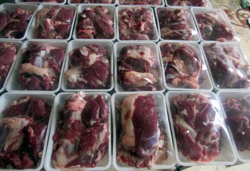 توزیع 300 بسته گوشت قرمز بین نیازمندان گچسارانی